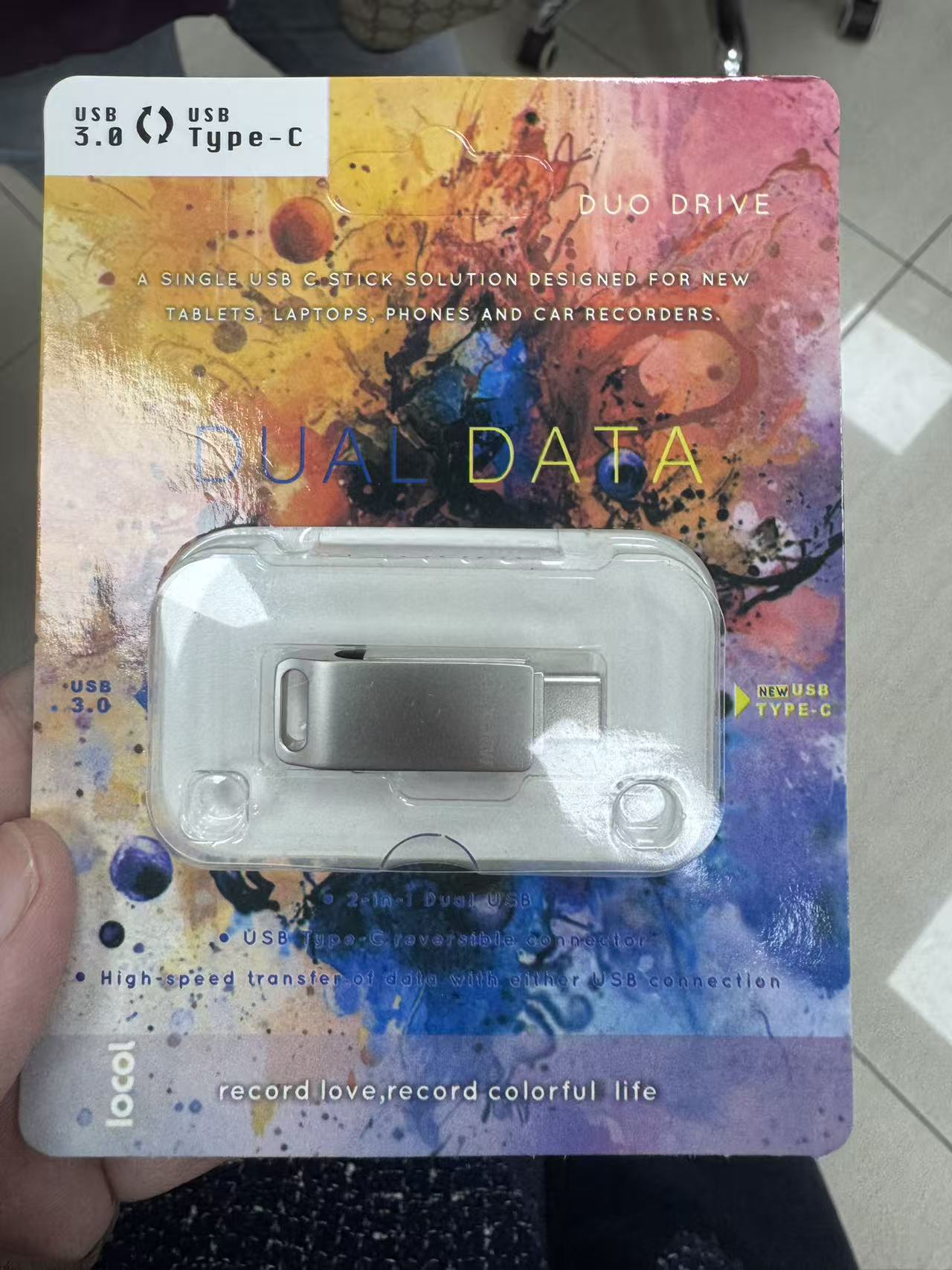 黑色USB驱动器正面视图，具有USB-A和Type-C双接口，金属质感表面，简约现代设计，深色背景下突出显示